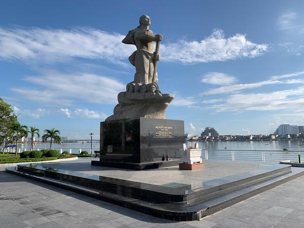 MẸ SUỐT – NGƯỜI MẸ GIỮ NHỊP CẦU TRÊN DÒNG NHẬT LỆ