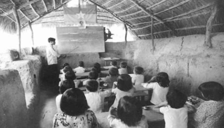LỚP HỌC DƯỚI LÒNG ĐẤT THỜI BOM ĐẠN