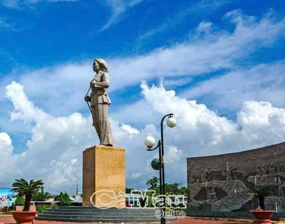 NỮ ANH HÙNG LỰC LƯỢNG VŨ TRANG NHÂN DÂN DƯƠNG THỊ CẨM VÂN - NỮ KIỆN TƯỚNG CHIẾN HÀO ĐẦM DƠI.