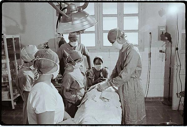 NHỮNG NGƯỜI THẦY THUỐC GIỮA CHIẾN SỰ
