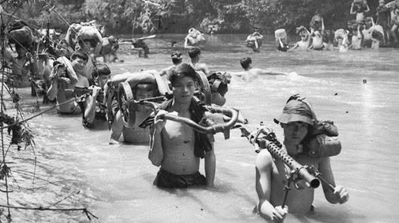 Những người lính Giải Phóng Quân băng qua một dòng sông khoảng những năm 1960. Ta có thể thấy người ở tiền cảnh đang vác một khẩu súng máy M1919A6 cỡ .30 cal (7.62mm) của Mĩ.