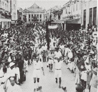 NGÀY 19 THÁNG 8 – HÀ NỘI XUỐNG ĐƯỜNG
