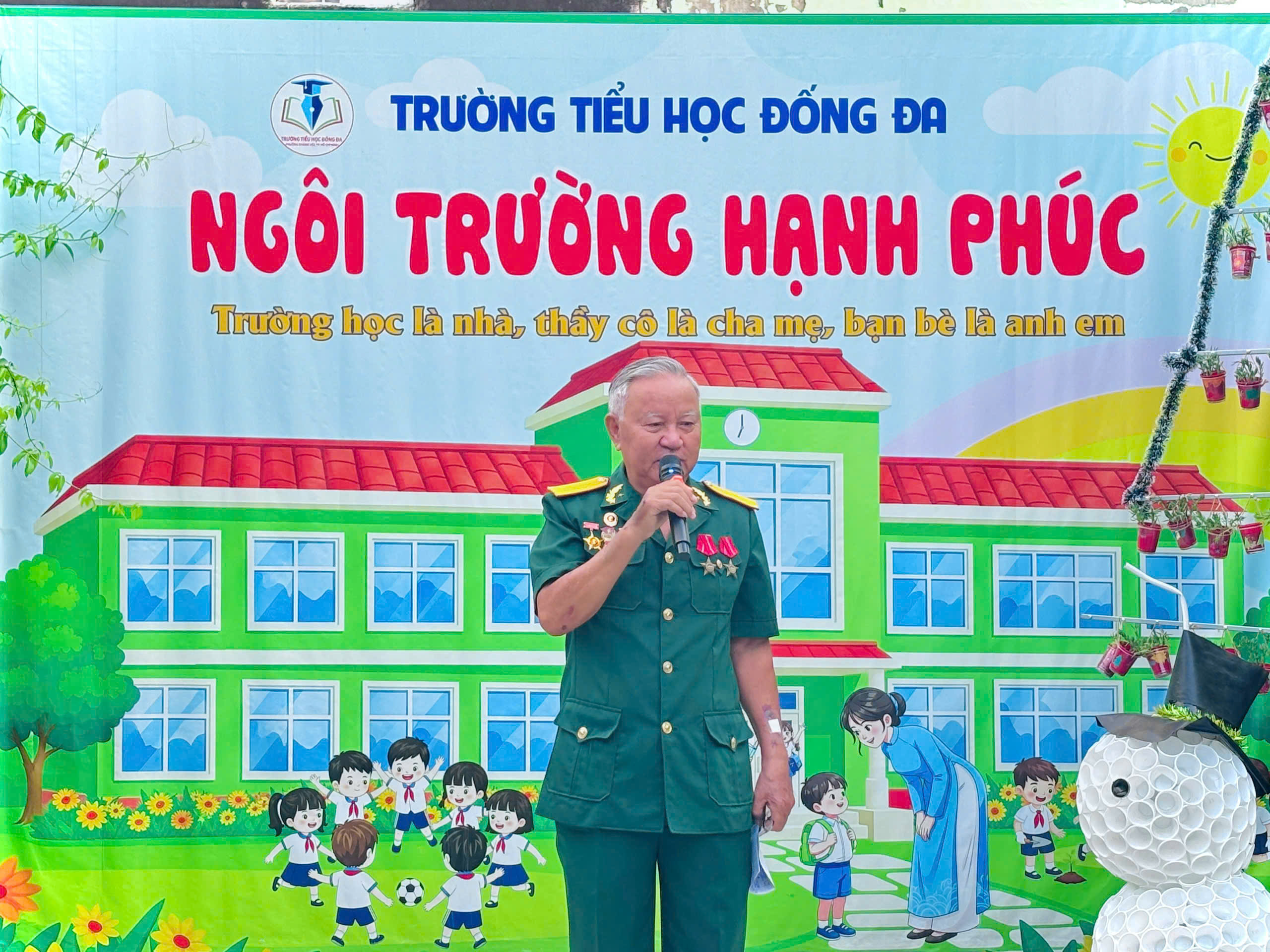 NGƯỜI CHIẾN SĨ THÔNG TIN QUẢ CẢM