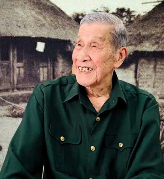 Cựu chiến binh Trần Văn Tuyên và những câu chuyện về cuộc đời mình, về dân làng nơi ông sinh sống cuối những năm 1940, đầu những năm 1950.