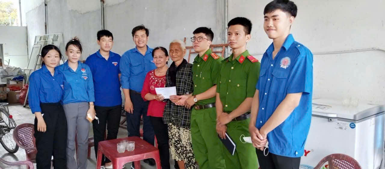 NHỮNG BÓ GẠO TRONG BÓNG TỐI