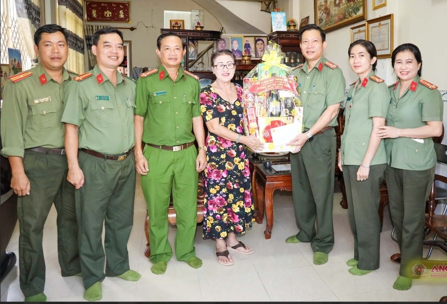 Sóng Nước Cần Thơ Và Ngọn Lửa Tuổi 15