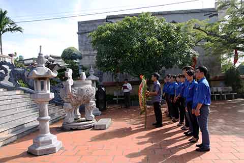 Thăm khu lưu niệm đồng chí Nguyễn Đức Cảnh