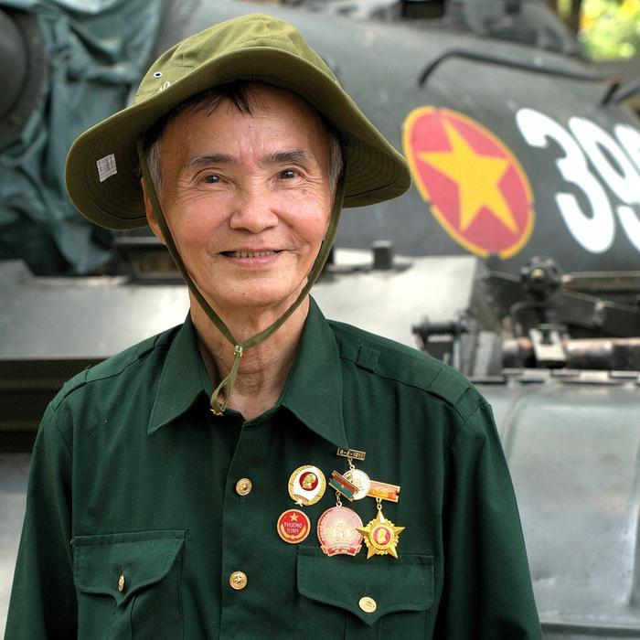 NỤ CƯỜI GIỮA MÙA HÈ ĐỎ LỬA