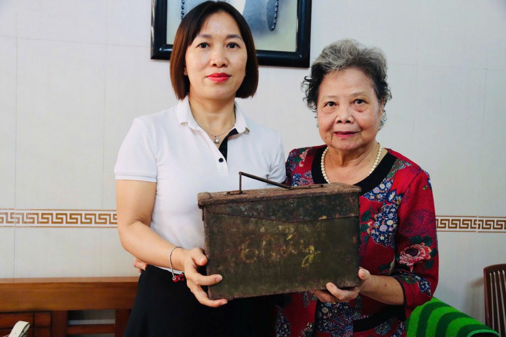 CHIẾC KHĂN TRỞ VỀ SAU NGÀY TOÀN THẮNG