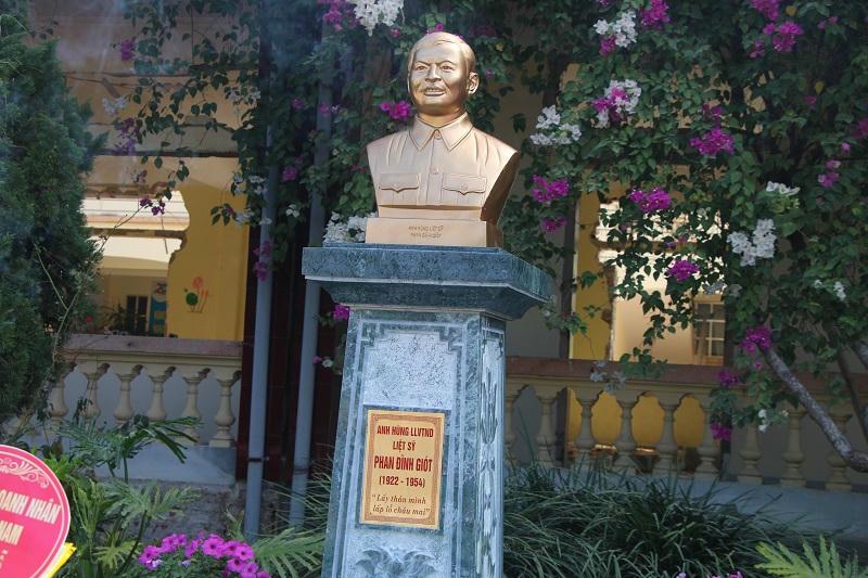 Lấy thân mình lấp lỗ châu mai