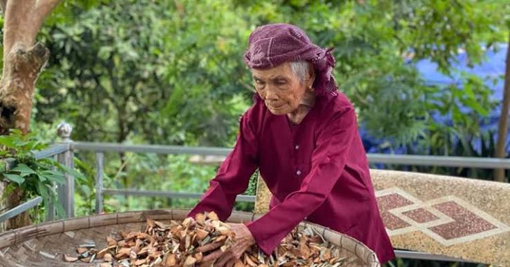 MẸ VIỆT NAM ANH HÙNG VẪN CHỮA BỆNH CỨU NGƯỜI