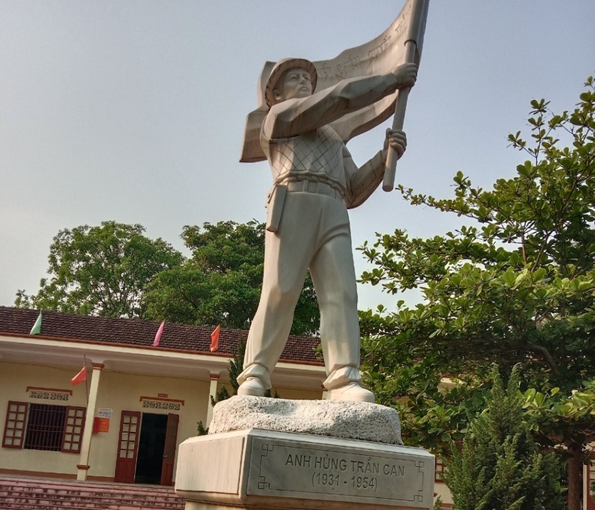 Lá cờ trên đỉnh Him Lam