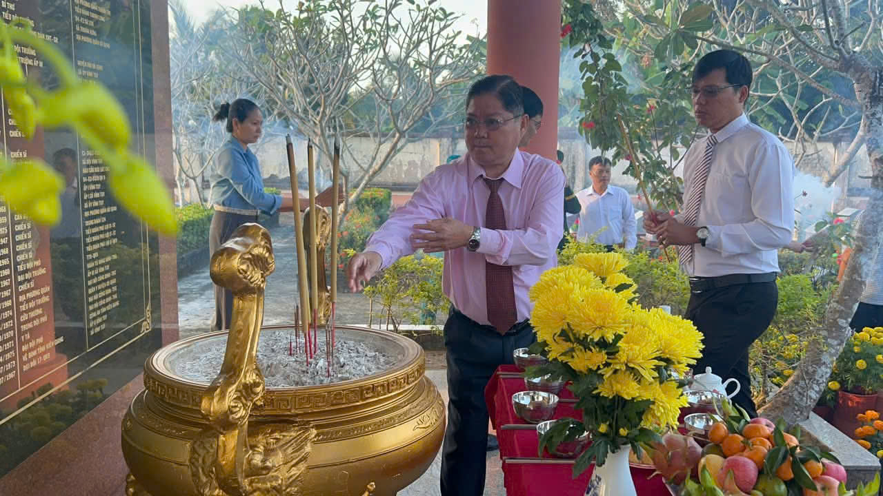 TỔ CHỨC LỄ DÂNG HOA, DÂNG HƯƠNG TƯỞNG NIỆM CÁC ANH HÙNG LIỆT SĨ