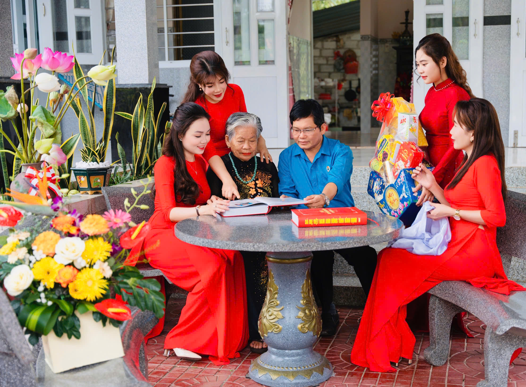 Mẹ VNAH Võ Thị Đào " Vắt sữa mình cứu sống Thương binh"