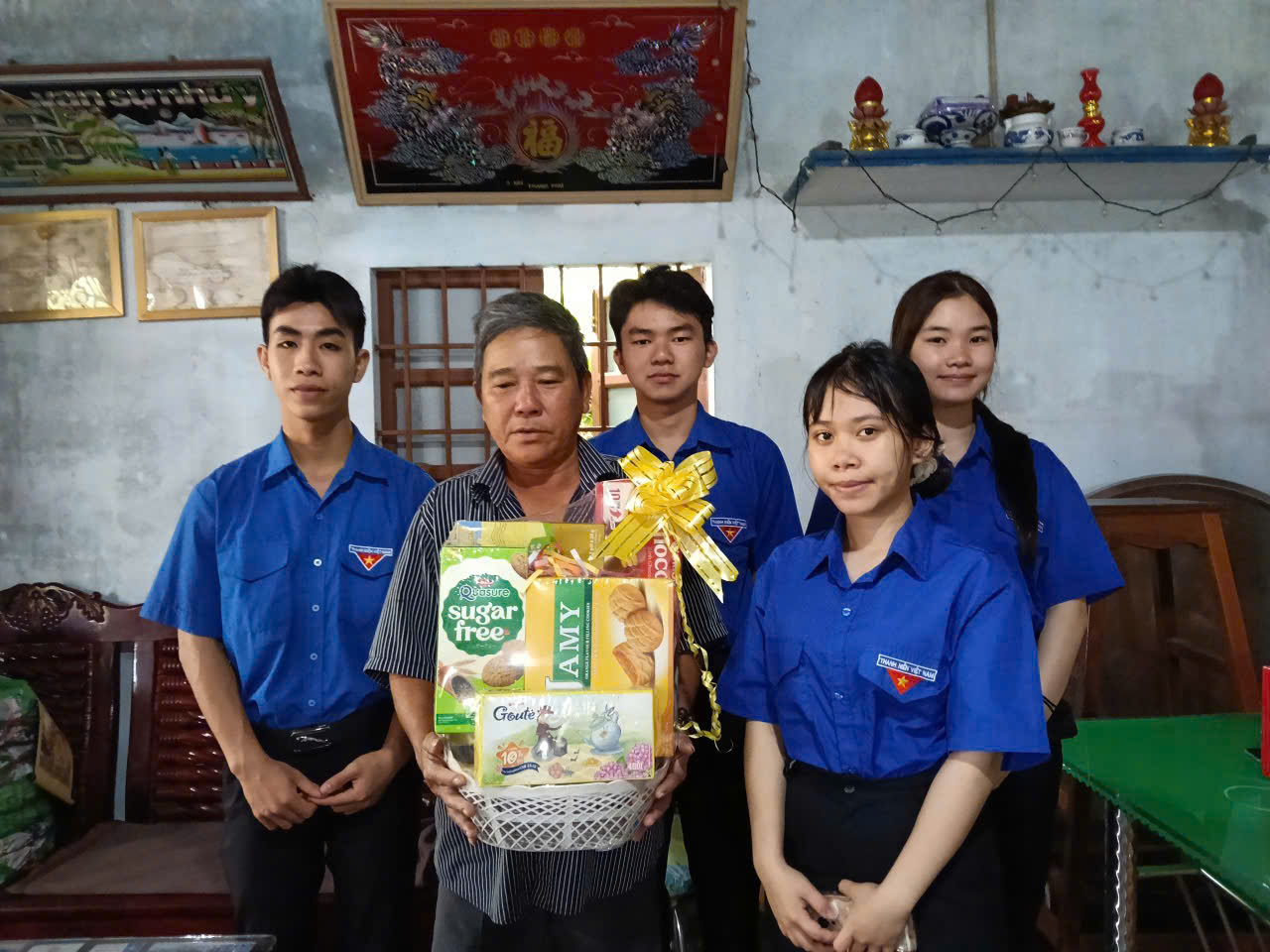 ĐỂ TỎ LÒNG BIẾT ƠN SÂU SẮC ĐỐI VỚI NHỮNG NGƯỜI  ĐÃ CỐNG HIẾN TUỔI THANH XUÂN ĐỂ BẢO VỆ QUÊ HƯƠNG ĐẤT NƯỚC