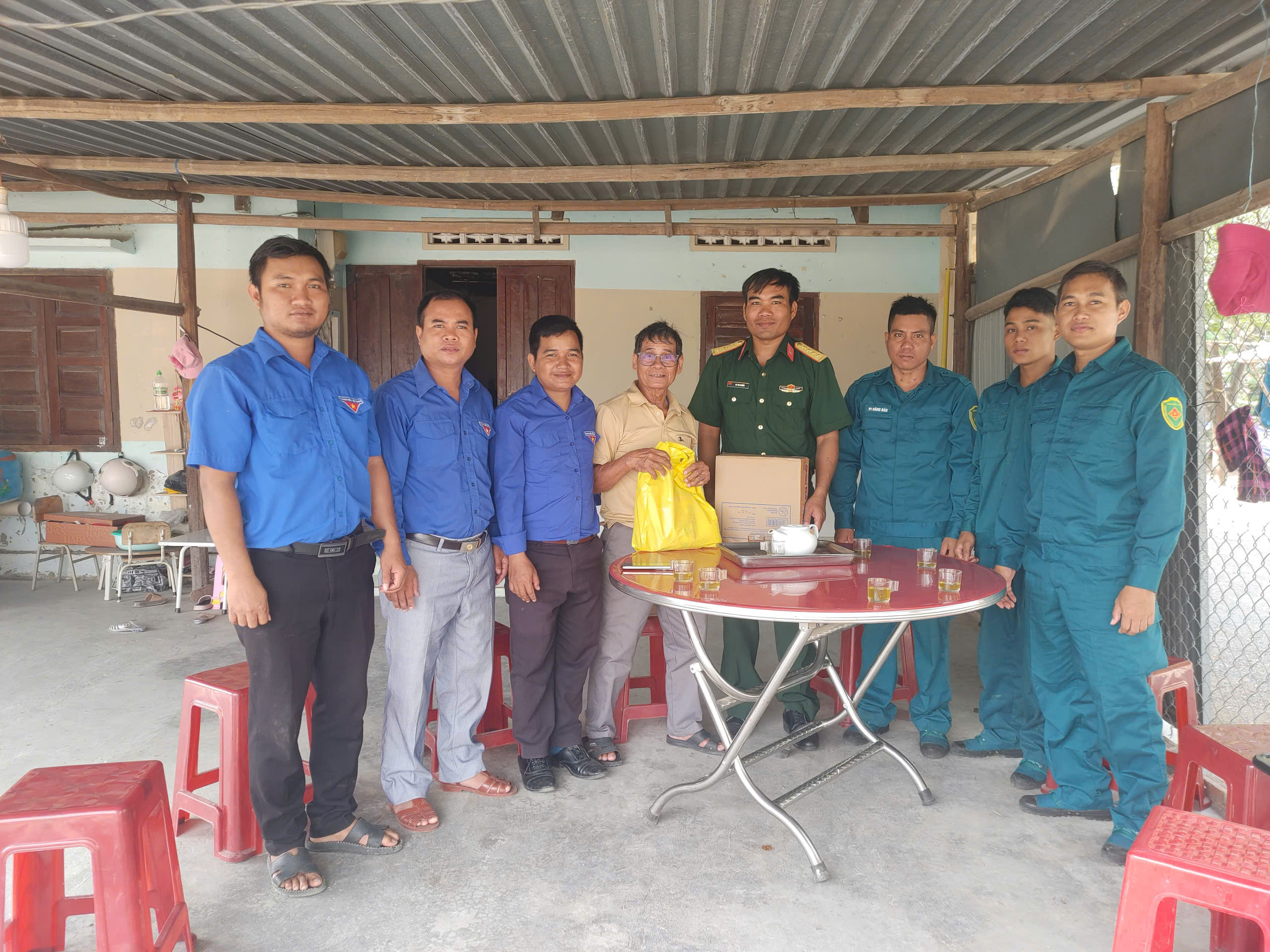NGƯỜI LIÊN LẠC KIÊN TRUNG GIỮA ĐẠI NGÀN BÁC ÁI
