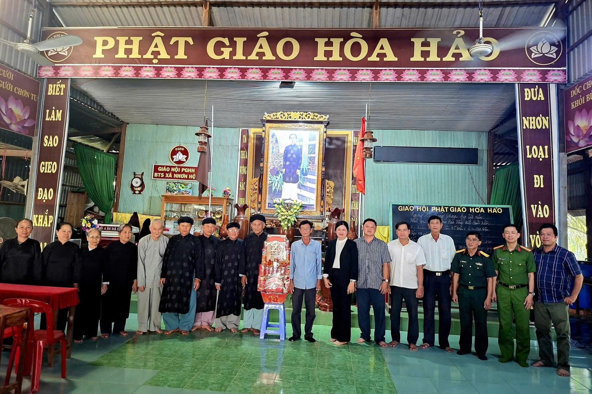 Nhân dịp Tết cổ truyền của dân tộc, lãnh đạo Đảng ủy xã Nhơn Hội đã đến thăm, chúc Tết Ban Trị sự Phật giáo Hòa Hảo xã Nhơn Hội.