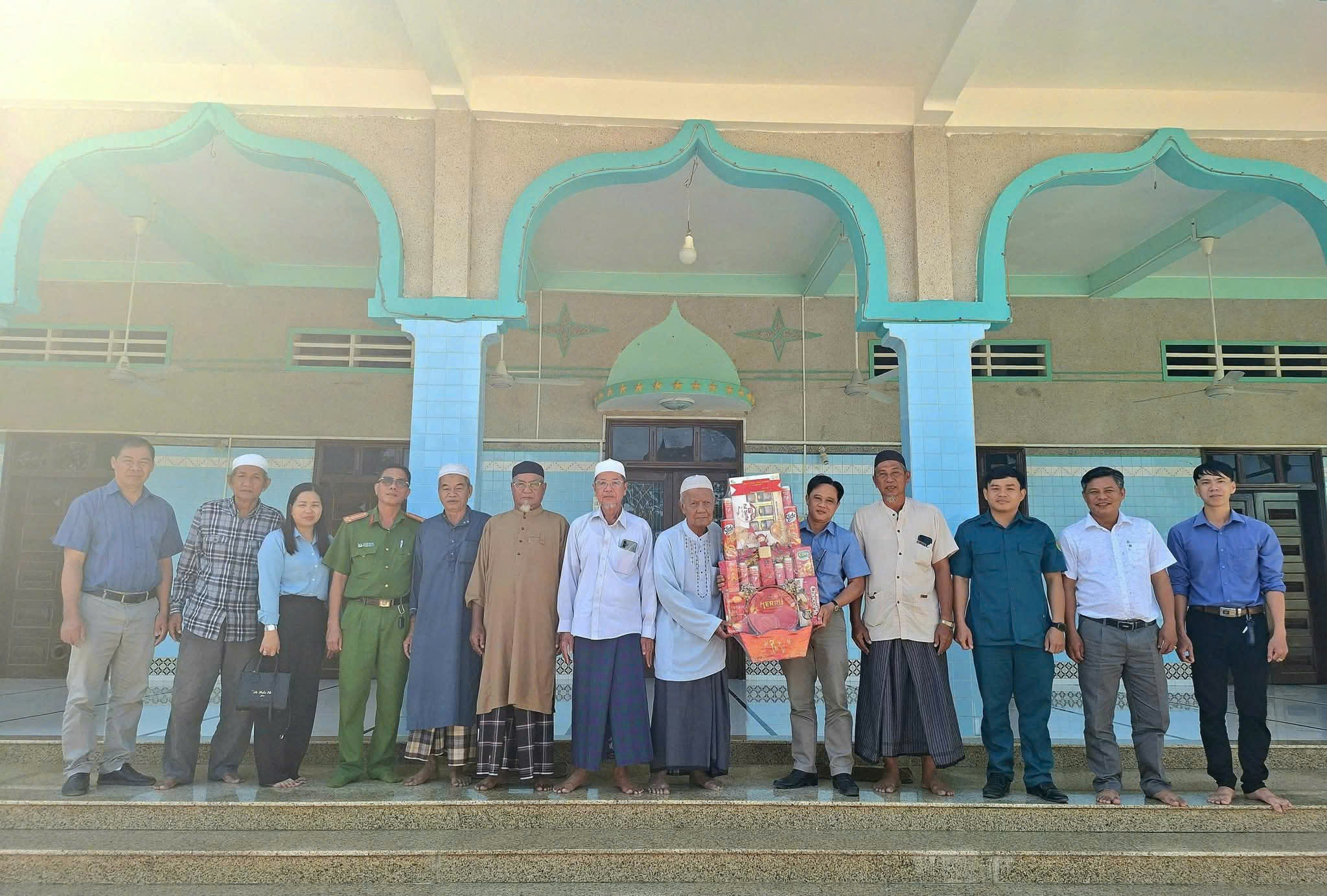 ĐẢNG ỦY XÃ NHƠN HỘI THĂM, CHÚC TẾT, TẶNG QUÀ CÁC CƠ SỞ TÔN GIÁO NHÂN DỊP ĐẦU NĂM