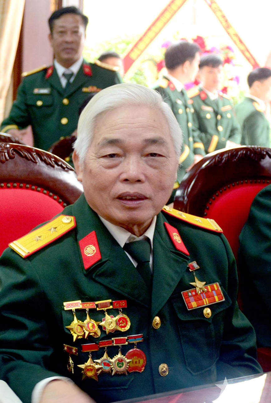 Người anh hùng ngậm hai đầu dây, tạo "cầu dẫn điện sống" trên dòng Thạch Hãn