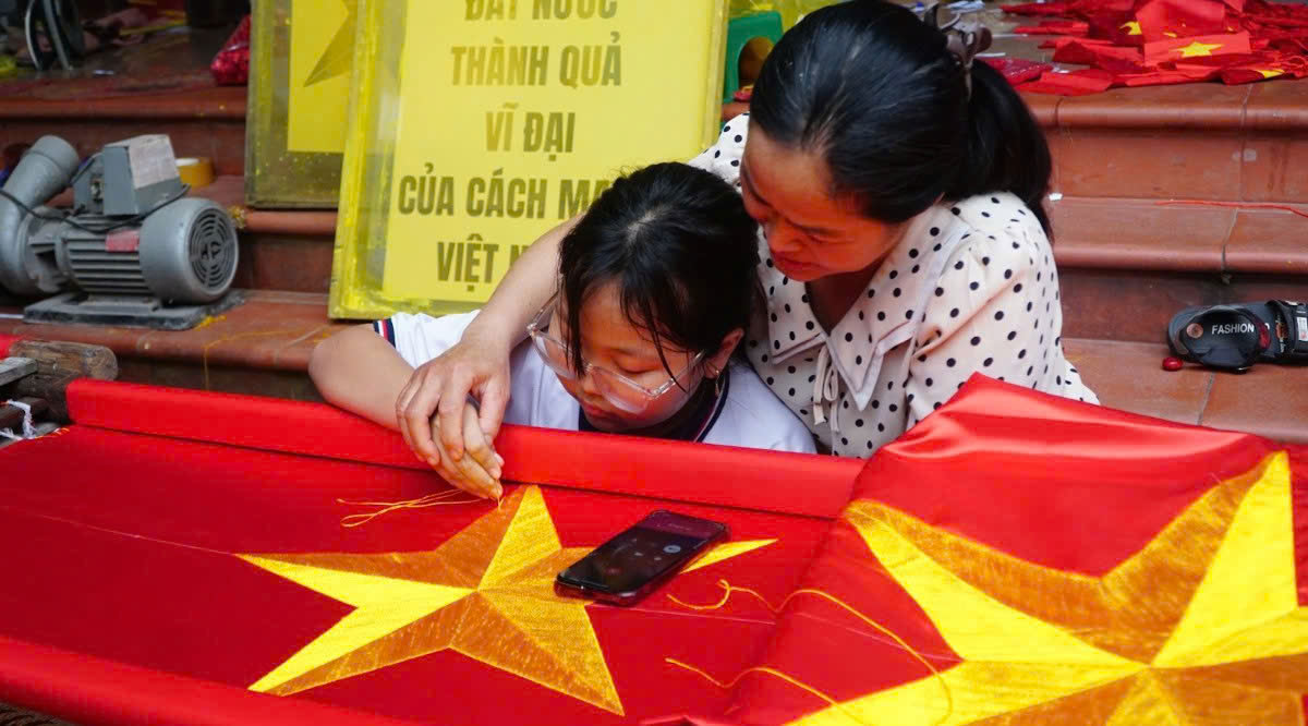 Niềm tự hào gửi theo từng lá cờ tung bay