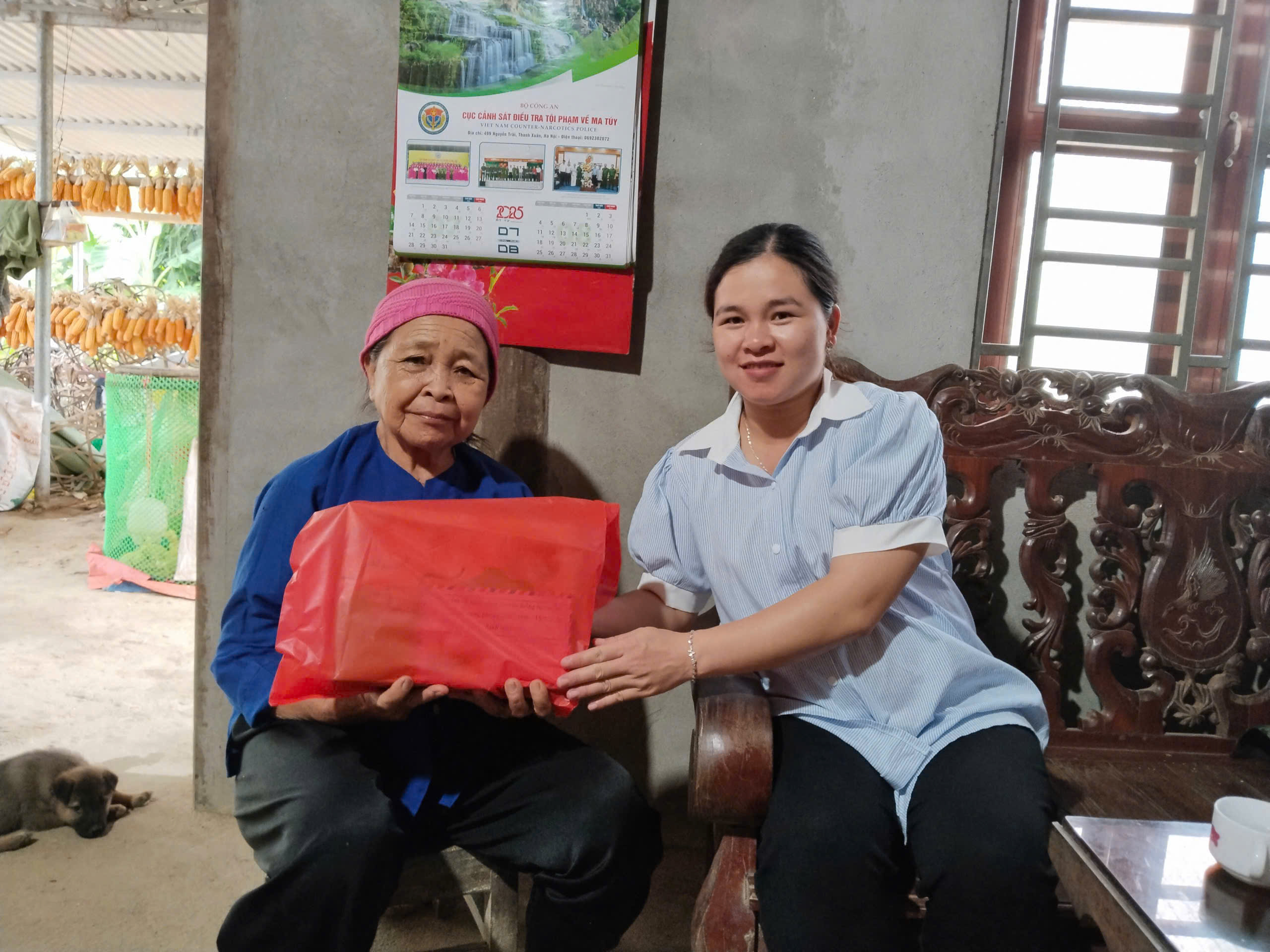 ĐOÀN THANH NIÊN XÃ VĨNH THÔNG THĂM HỎI, TẶNG QUÀ CỰU TNXP NHÂN DỊP KỶ NIỆM 75 NĂM NGÀY TRUYỀN THỐNG LỰC LƯỢNG TNXP (15/7/1950 – 15/7/2025)