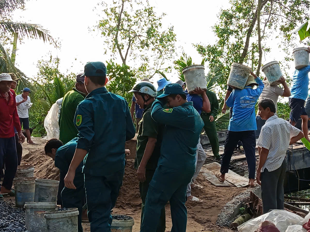 NGƯỜI ĐI GIỮ MÙA XUÂN