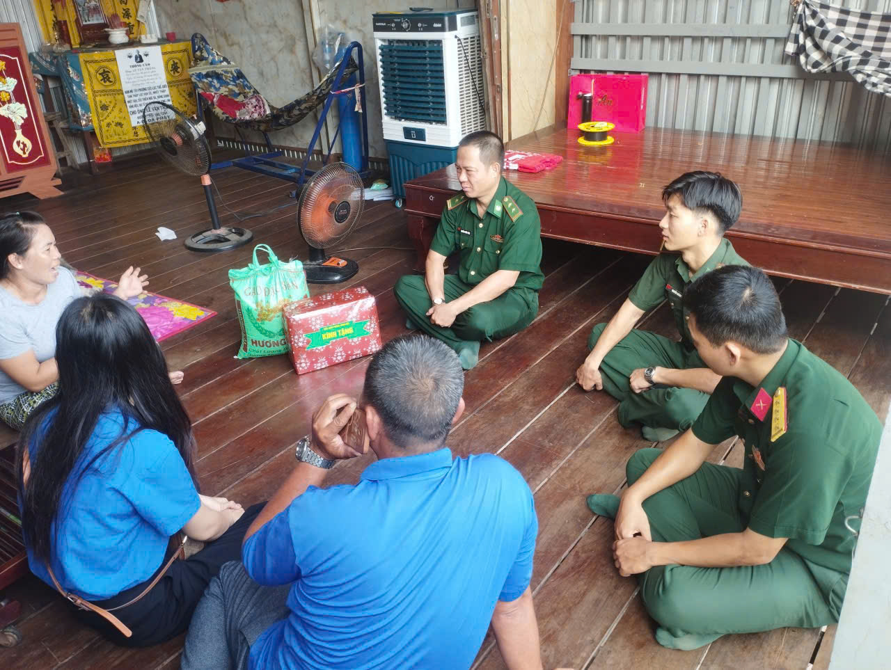 Nhân dịp phát huy truyền thống “Uống nước nhớ nguồn”, “Đền ơn đáp nghĩa”, Xã đoàn Nhơn Hội đã tổ chức đến thăm hỏi, động viên và trao tặng quà cho các gia đình chính sách trên địa bàn xã. (1)