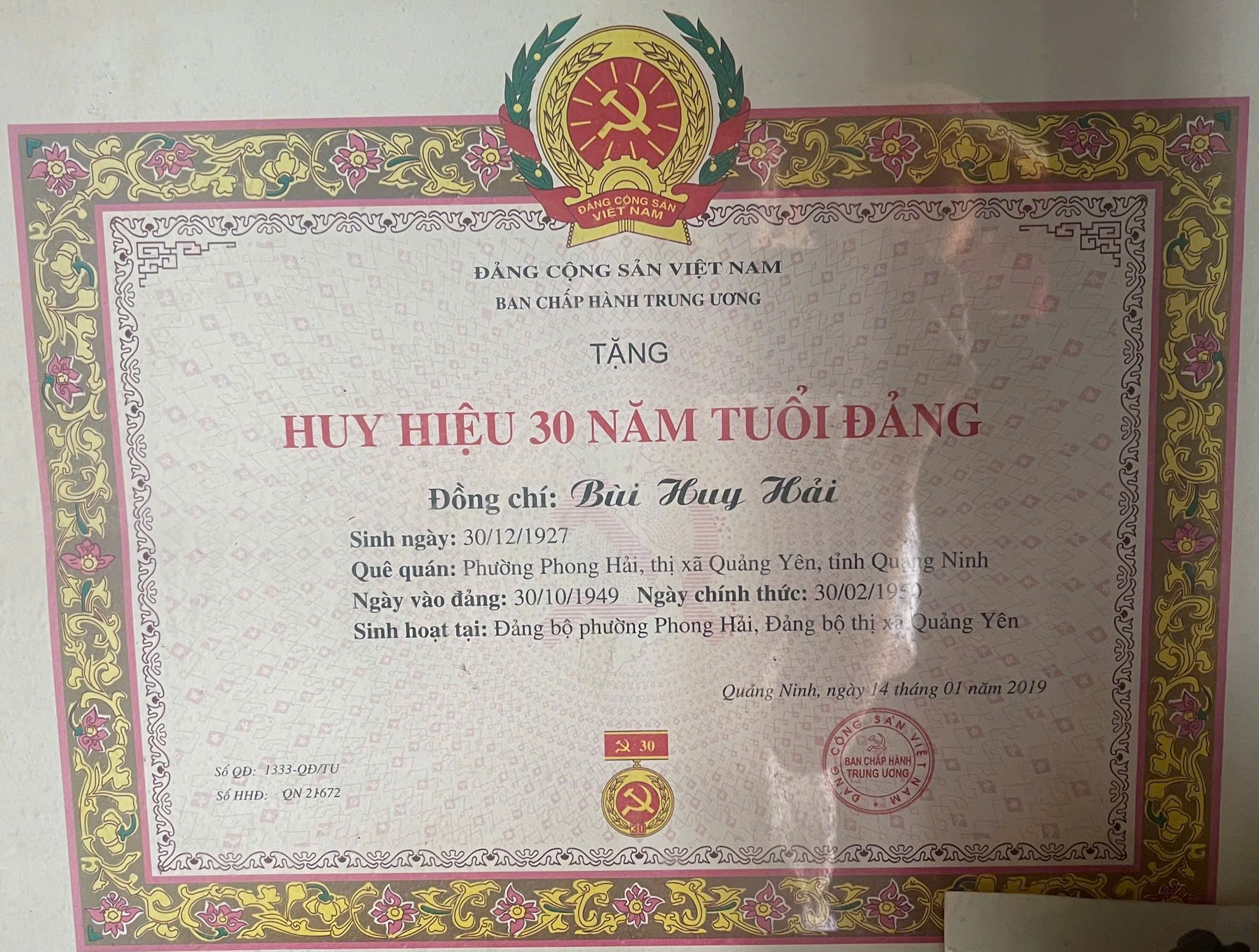 Huy hiệu 30 năm tuổi Đảng của đồng chí Bùi Huy Hải