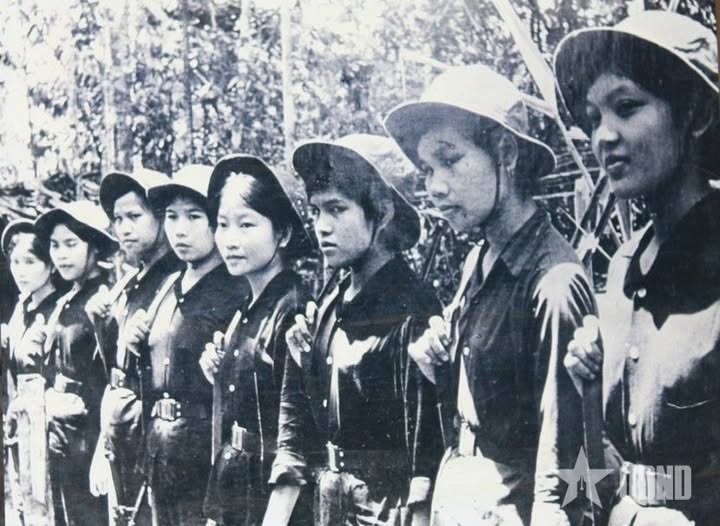 Tiểu đội 11 cô gái sông Hương anh hùng