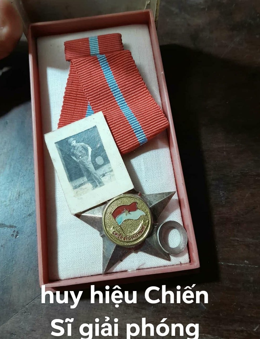 Những huy hiệu trong thời kì kháng chiến chống Mỹ 