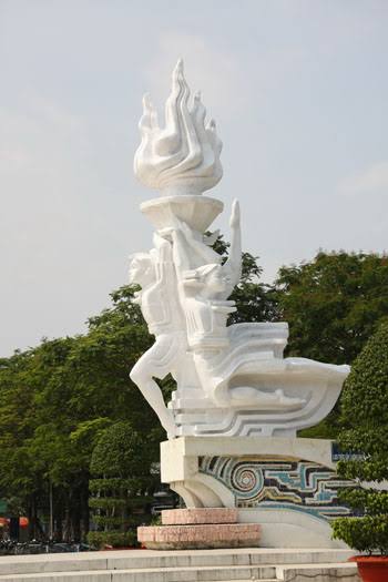 [Đoàn trường THPT Hai Bà Trưng] CÂU CHUYỆN "NGỌN ĐUỐC SỐNG" LÊ VĂN TÁM: BIỂU TƯỢNG BẤT TỬ CỦA TINH THẦN QUYẾT TỬ VÀ KHÁT VỌNG ĐỘC LẬP TỰ DO