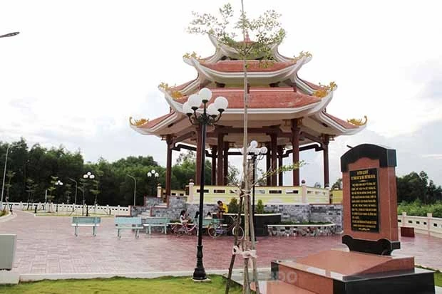 Lịch sử của Nhà thờ Thác Đá Hạ (tọa lạc tại phường Hoài Đức, thị xã Hoài Nhơn, Bình Định) nay thuộc phường Bồng gắn liền với những thăng trầm của vùng đất xứ đạo và những biến cố đau thương trong các cuộc chiến tranh tại Việt Nam. 