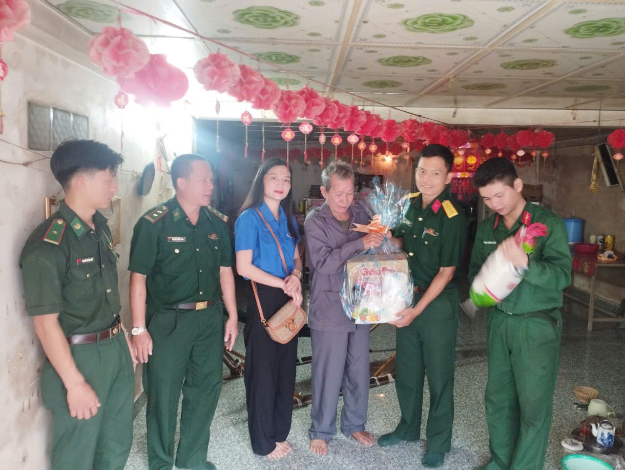 TẶNG QUÀ GIA ĐÌNH CHÍNH SÁCH NHÂN KỶ NIỆM NGÀY GIẢI PHÓNG MIỀN NAM THỐNG NHẤT ĐẤT NƯỚC  (30/4/1975 – 30/4/2026) và Ngày Quốc tế Lao động (01/5) (1)