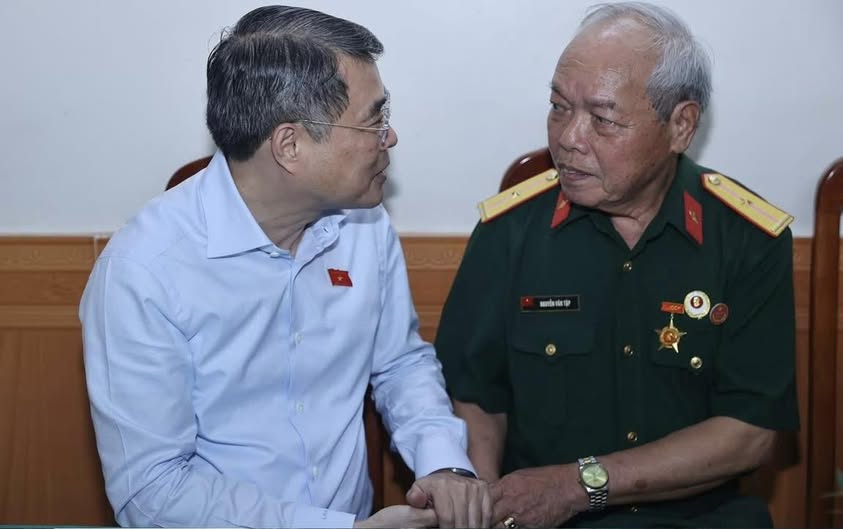 Thủ tướng Lê Minh Hưng thăm chiến sĩ lái xe tăng húc đổ Cổng Dinh Độc Lập (Thương binh Nguyễn Văn Tập sinh năm 1951, có tỉ lệ thương tật 44%)
