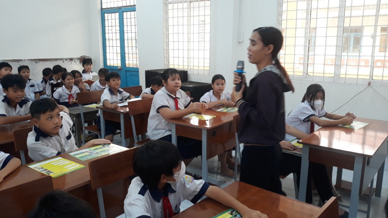 Tuyên truyền truyền thống yêu nước cho các em học sinh