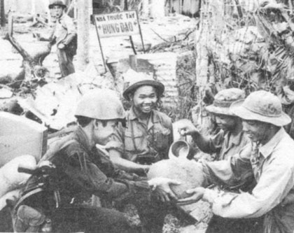 Người anh hùng: Nguyễn Minh Tua. Trung đội trưởng thuộc Đại đội 1, Tiểu đoàn 261 (tiểu đoàn Giron).