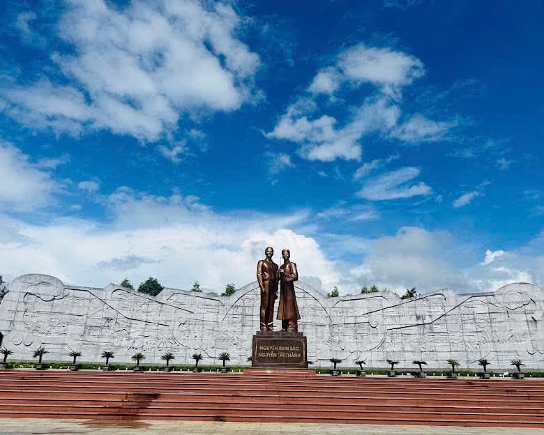 [Đoàn trường THPT Buôn Hồ] 42. TƯỢNG ĐÀI CỤ NGUYỄN SINH SẮC – NGUYỄN TẤT THÀNH (QUY NHƠN) – DẤU ẤN LỊCH SỬ THIÊNG LIÊNG VỀ BÁC HỒ VÀ THÂN PHỤ TRÊN ĐẤT BÌNH ĐỊNH