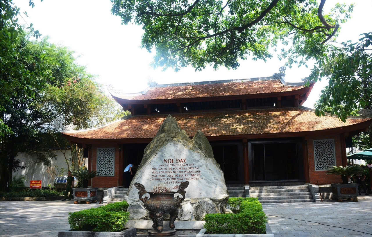 NGỌN LỬA TRI ÂN BÊN DI TÍCH LỊCH SỬ QUỐC GIA 27/7
