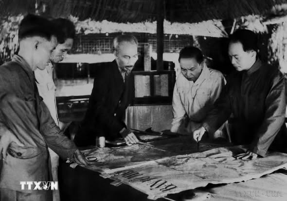 Chủ tịch Hồ Chí Minh và Đại tướng Võ Nguyên Giáp với Chiến dịch Điện Biên Phủ