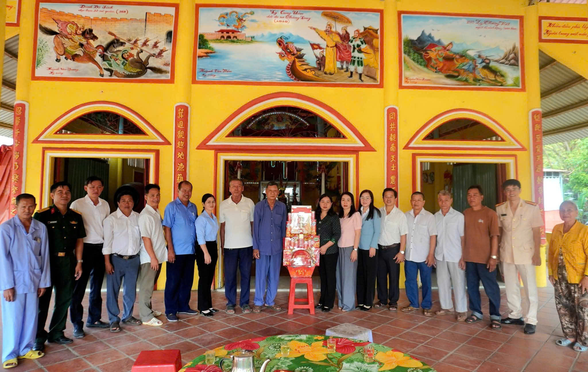 XÃ NHƠN HỘI NGUYỄN THỊ PHƯỚNG THĂM, CHÚC TẾT VÀ TẶNG QUÀ CÁC CƠ SỞ TÔN GIÁO NHÂN DỊP ĐẦU NĂM MỚI