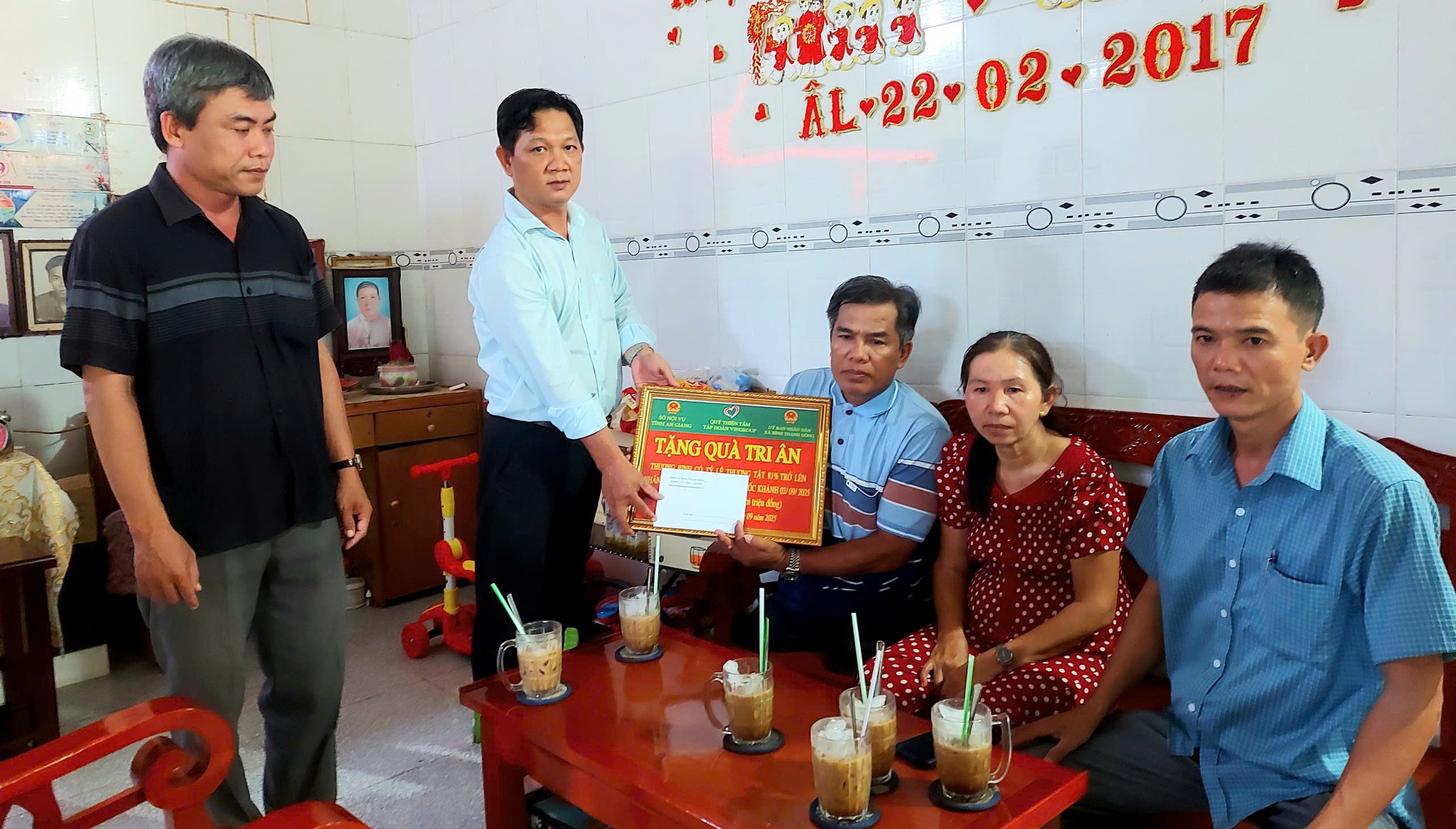 XÃ BÌNH THẠNH ĐÔNG ĐÔNG THĂM, TẶNG QUÀ  CHO CÁC GIA ĐÌNH THƯƠNG BINH NẶNG