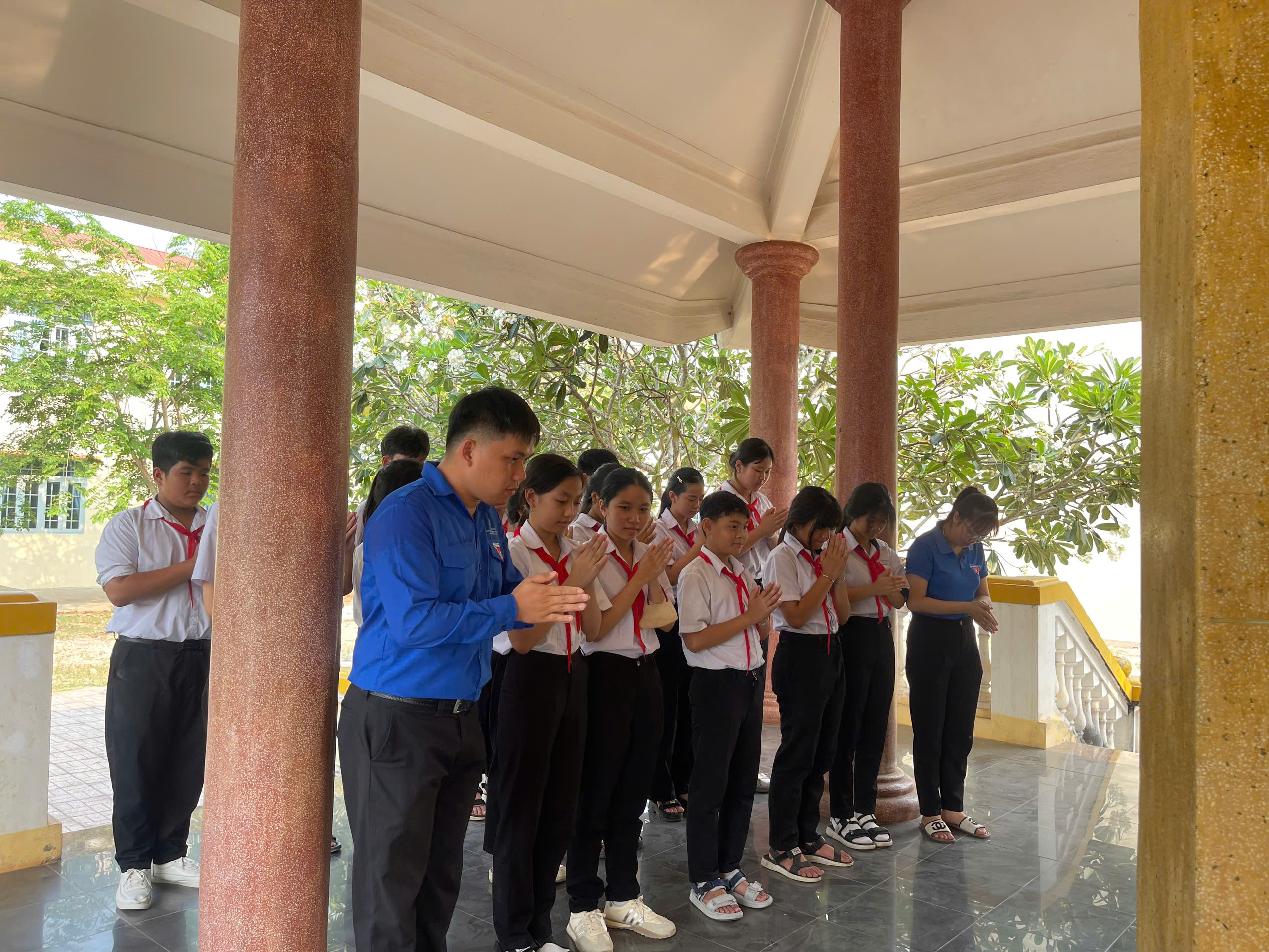 Thiếu nhi xã Thạnh Bình nhớ ơn các anh hùng liệt sĩ