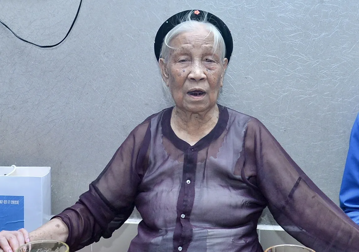 Mẹ VNAH Công Thị Mùi - Hai tấm bằng Tổ quốc ghi công trên vách nhà