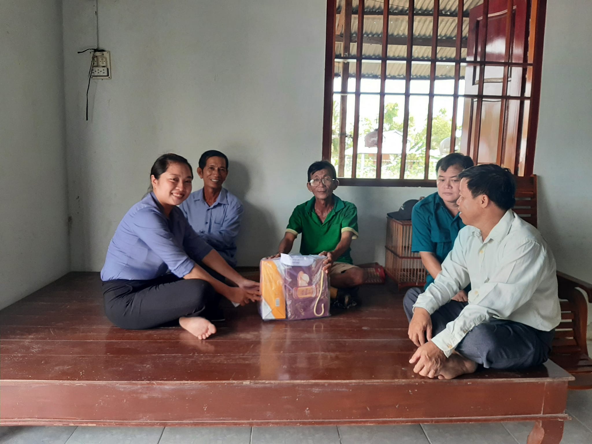 Nhận dịp kỷ niệm 76 năm ngày thương binh liệt sĩ (27/7/1947-27/72023) tặng quà đến các thương binh, bệnh binh, gia đình liệt sĩ, người có công trên địa bàn xã.