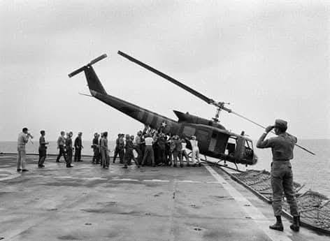  những hình ảnh ghi lại vào ngày 30/4/1975 khi quân Giải phóng tiến vào Sài Gòn lúc này lính Ngụy cởi giày tụt quần bỏ chạy,  tìm cách rời khỏi Sài Gòn,.... 