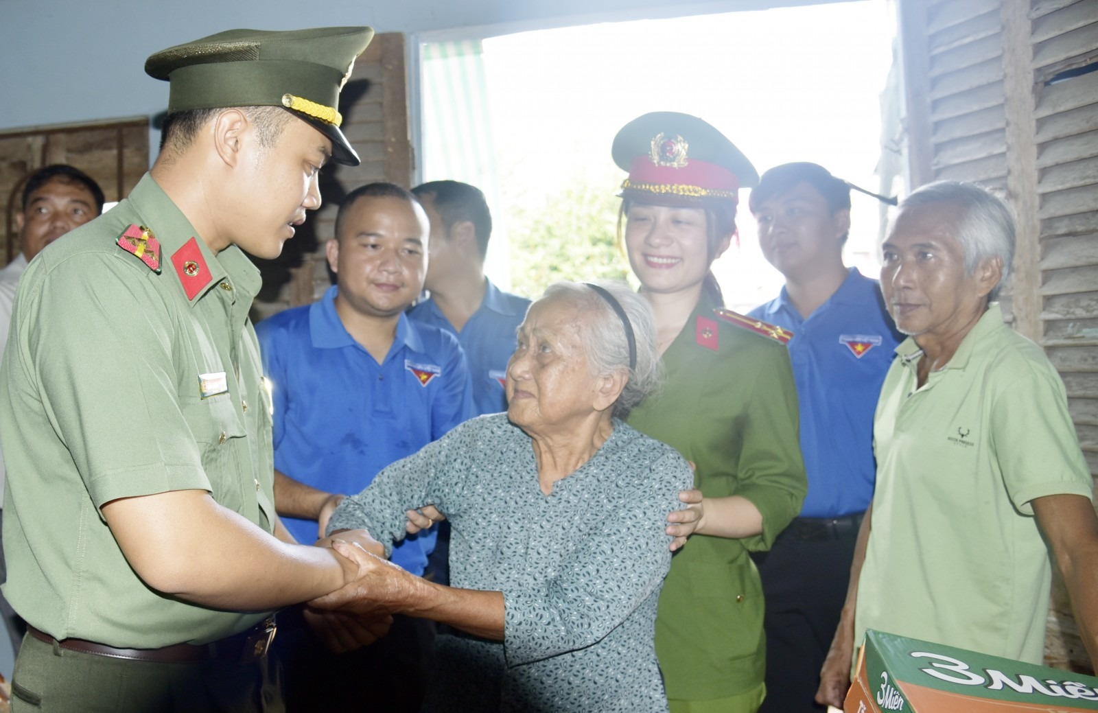 Chăm lo cho gia đình có công với cách mạng là cách để thế hệ trẻ hôm nay bày tỏ lòng tri ân, tiếp nối truyền thống “uống nước nhớ nguồn”.