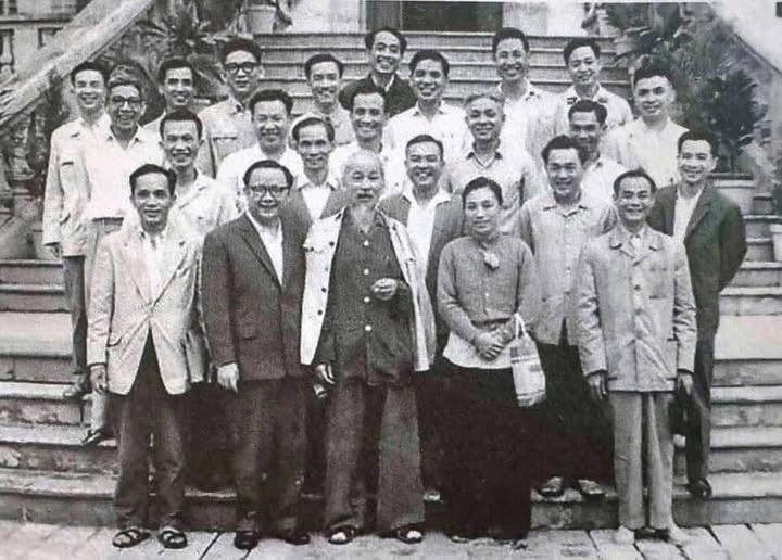 Chủ tịch Hồ Chí Minh và đoàn cán bộ ngoại giao Mặt trận Dân tộc Giải phóng miền Nam Việt Nam do Nguyễn Thị Bình dẫn đầu,