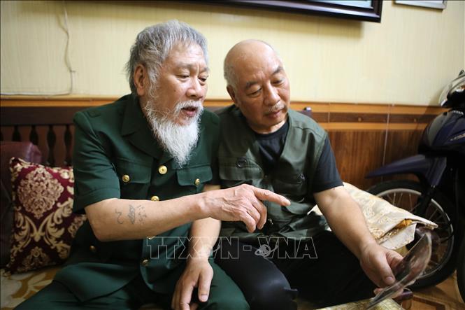 Chuyện của người lính chiến trường đón mừng chiến thắng trước cổng Dinh Độc Lập