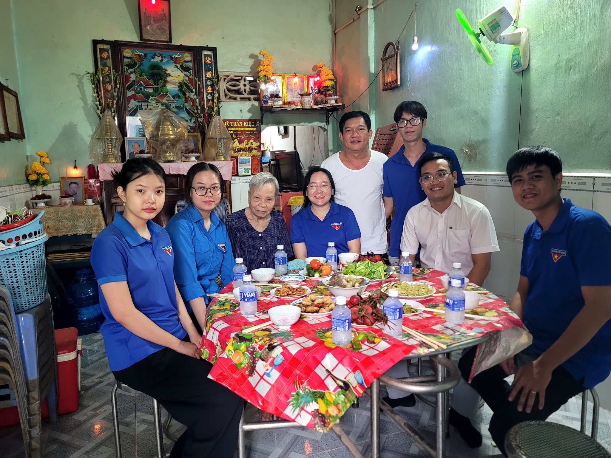 Tuổi trẻ Đoàn Phường Trà Vinh đến thăm Thân nhân Liệt sĩ Võ Văn Bé
