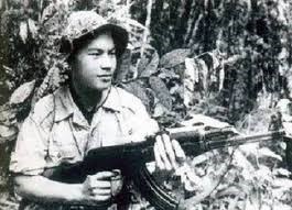 Kơ-Pa Kơ-Lơng (1945-?): Anh hùng nhỏ tuổi Tây Nguyên bắn rơi máy bay Mỹ.
